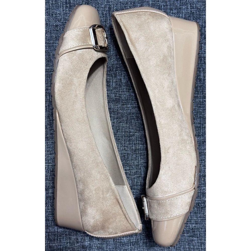 Anne Klein Morgan Low Wedge Pump SZ 9.5M, SAND SUEDE